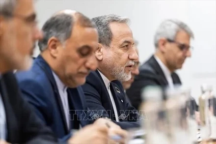 Phái đoàn Iran do Ngoại trưởng Abbas Araghchi (thứ 3, trái) dẫn đầu tham gia vòng đàm phán hạt nhân gián tiếp lần thứ ba với phía Mỹ tại Geneva (Thụy Sĩ) ngày 26/2/2026. (Ảnh: IRNA/TTXVN)