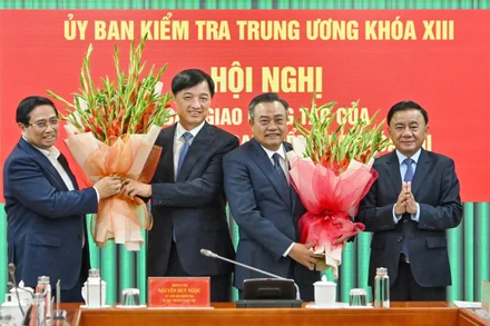 Thủ tướng Phạm Minh Chính và Thường trực Ban Bí thư Trần Cẩm Tú tặng hoa chúc mừng Bí thư Thành ủy Hà Nội Nguyễn Duy Ngọc và Chủ nhiệm Ủy ban Kiểm tra Trung ương Trần Sỹ Thanh. (Ảnh: THỦY NGUYÊN)