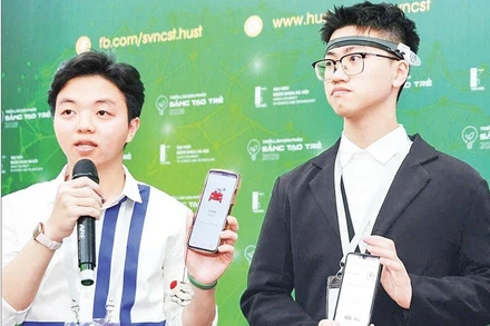 Sinh viên Đại học Bách khoa Hà Nội giới thiệu sản phẩm giám sát, duy trì độ tỉnh táo của lái xe.