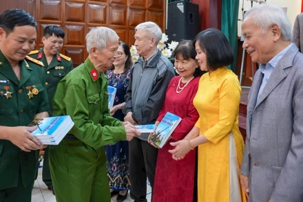 Thương binh, nhà giáo Nguyễn Thùy (hàng trên, thứ hai từ trái qua) trao tặng bạn đọc nhật ký thời chiến.