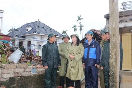 Đồng chí Đinh Thị Lụa, Phó Bí thư Thường trực tỉnh ủy Ninh Bình kiểm tra tình hình thiệt hại và động viên gia đình có người tử vong cùng các hộ dân bị thiệt hại do dông lốc tại phường Lý Thường Kiệt.