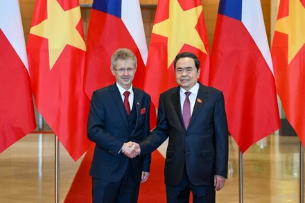 Chủ tịch Quốc hội Trần Thanh Mẫn và Chủ tịch Thượng viện Quốc hội Cộng hòa Séc Milos Vystrcil. (Ảnh DUY LINH)