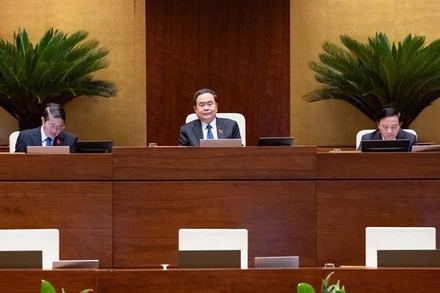 Chủ tịch Quốc hội Trần Thanh Mẫn và các Phó Chủ tịch Quốc hội dự và chủ trì phiên họp.