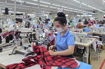 Sản xuất may mặc tại Nhà máy may Hòa Thọ (Quảng Ngãi). (Ảnh MINH DŨNG)