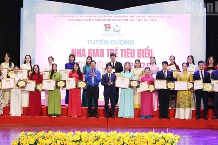 Tuyên dương “Nhà giáo trẻ tiêu biểu”.