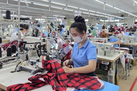 May quần áo xuất khẩu tại Nhà máy may Hòa Thọ (Quảng Ngãi).