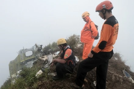 Hiện trường vụ rơi máy bay trên núi Bulusaraung, Nam Sulawesi, Indonesia. (Ảnh: THX/TTXVN)