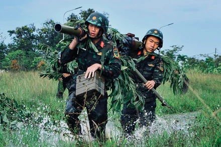 Các lực lượng tham gia diễn tập cơ động vào vị trí.