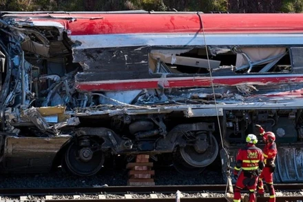 Lực lượng cứu hộ khắc phục hậu quả vụ tai nạn tàu cao tốc ở Cordoba, Tây Ban Nha ngày 20/1/2026. (Ảnh: THX/TTXVN)