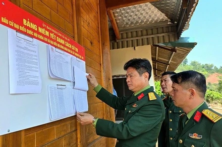 Đại tá Trịnh Đức Thiêm, Chỉ huy trưởng Bộ Chỉ huy Quân sự tỉnh Điện Biên kiểm tra công tác chuẩn bị bầu cử tại xã biên giới Nà Hỳ. 