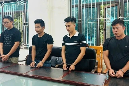 Các đối tượng tại cơ quan công an.