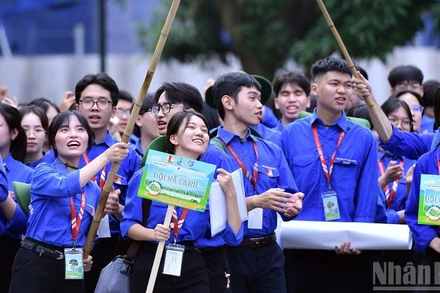 Đoàn viên, thanh niên khối trường học tham gia các hoạt động tình nguyện.