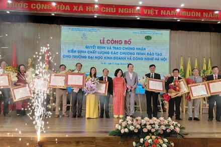 Trao Giấy chứng nhận kiểm định chất lượng cho 10 chương trình đào tạo của Trường ĐH Kinh doanh và Công nghệ Hà Nội.