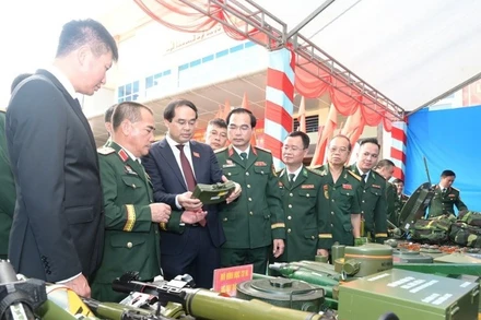 Lãnh đạo tỉnh Lào Cai tham quan học cụ huấn luyện chiến đấu tại Bộ Chỉ huy Quân sự tỉnh. (Ảnh: KHẮC ĐÀO)