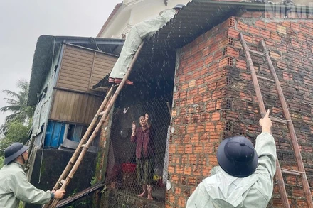 Chi đội Kiểm ngư số 3 giúp nhân dân phòng, chống bão.