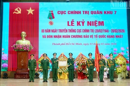 Cục Chính trị Quân khu 7 đón nhận danh hiệu Huân chương Bảo vệ Tổ quốc hạng Nhất. (Ảnh: NHẬT THÀNH)
