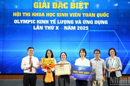 Đại diện Ban tổ chức Hội thi trao giải Đặc biệt tặng nhóm thí sinh xuất sắc.
