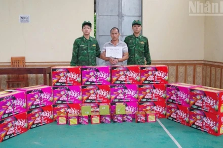 Đối tượng Nông Văn Lý cùng số lượng lớn tang vật nghi là pháo nổ.