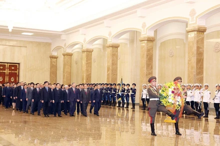 Tổng Bí thư Tô Lâm cùng Đoàn đại biểu cấp cao Việt Nam đến đặt hoa tưởng nhớ Chủ tịch Kim Nhật Thành, Tổng Bí thư Kim Jong-il tại Cung Thái Dương ở Thủ đô Bình Nhưỡng. (Ảnh: THỐNG NHẤT/TTXVN)