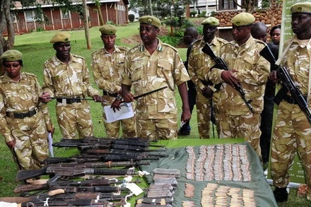 Các quan chức Cơ quan Bảo vệ động vật hoang dã Kenia bên số vũ khí, đạn dược tịch thu được từ những kẻ săn trộm tại Nairobi, Kenya. (Nguồn: THX/TTXVN)