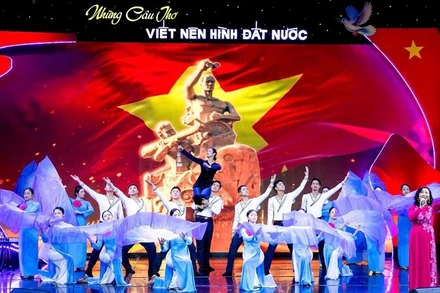 NSND Vương Hà và các nghệ sĩ trong tiết mục ngâm-trình diễn thơ. (Ảnh THÀNH DUY)