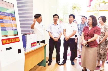 Đoàn công tác Bộ Khoa học và Công nghệ khảo sát thực tế tại Trung tâm Phục vụ hành chính công phường Phù Liễn, thành phố Hải Phòng.