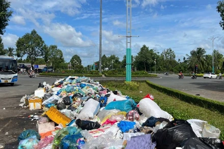 Rác dồn ứ tại đường Nguyễn Văn Nguyễn, phường An Hội (tỉnh Vĩnh Long) gây ô nhiễm môi trường. (Ảnh: HOÀNG TRUNG)