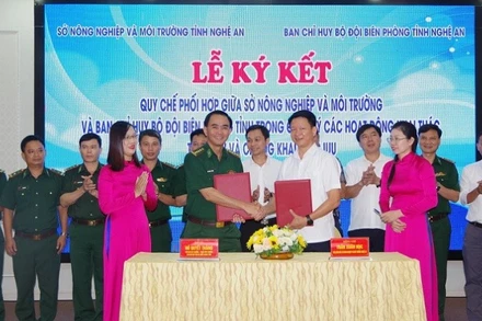 Đại diện lãnh đạo Sở Nông nghiệp và Môi trường Nghệ An và Ban Chỉ huy Bộ đội Biên phòng Nghệ An ký kết kế hoạch phối hợp trong phòng chống khai thác IUU.