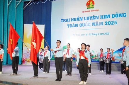 Các đại biểu thực hiện nghi thức khai mạc Trại huấn luyện Kim Đồng toàn quốc năm 2025.
