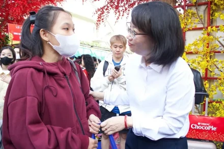 Đồng chí Trần Thị Diệu Thúy, Phó Chủ tịch Ủy ban nhân dân thành phố trao quà cho sinh viên dịp Tết 2025. (Ảnh: HẢI NHI) 