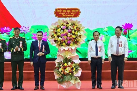 Chủ tịch Ủy ban nhân dân tỉnh Phạm Thành Ngại; Chủ tịch Hội đồng nhân dân tỉnh Phạm Văn Thiều tặng hoa chúc mừng Lễ kỷ niệm 20 năm Ngày truyền thống của Viettel Cà Mau.