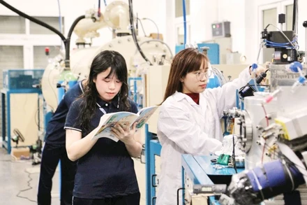 Sinh viên Trường đại học Khoa học Tự nhiên (Đại học Quốc gia Hà Nội) thực hành tại phòng thí nghiệm.