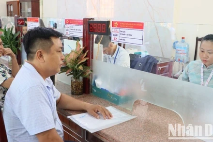 Người dân đến Trung tâm phục vụ hành chính công phường Chơn Thành (mới) để thực hiện các thủ tục hành chính.