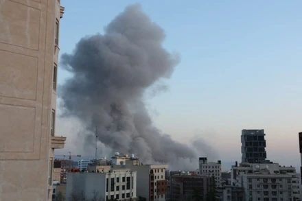 Khói bốc lên sau cuộc tấn công tại Tehran, Iran, ngày 6/3/2026. (Ảnh: THX/TTXVN)