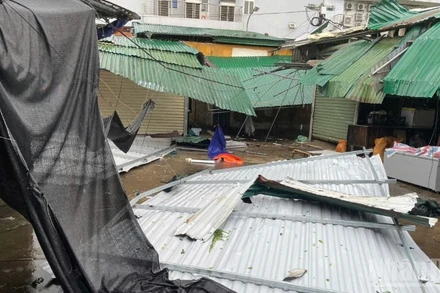 Chợ dân sinh bị đổ nát sau nhiều giờ quần thảo của bão số Bualoi gây thiệt hại nặng nề tại Nghệ An. (Ảnh: TRUNG HIẾU)