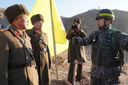 Các binh sĩ Hàn Quốc và CHDCND Triều Tiên tại Khu phi quân sự (DMZ) ngày 12/12/2018. (Ảnh: Xinhua) 