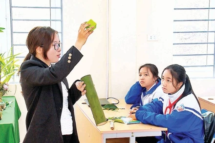 Cô giáo Đào Thị Hồng Quyên hướng dẫn học sinh trong tiết học STEM với tre tại Trường THCS thị trấn Lang Chánh (Thanh Hóa).