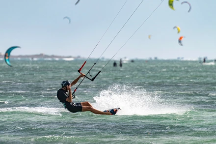 Các vận động viên lướt đi trên mặt sóng với tốc độ cao, thể hiện kỹ thuật điêu luyện và tinh thần chinh phục đại dương.