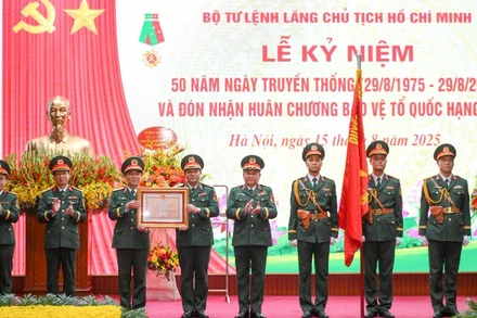 Bộ Tư lệnh Lăng Chủ tịch Hồ Chí Minh đón nhận Huân chương Bảo vệ Tổ quốc hạng Nhất. (Ảnh: THẾ ĐẠI)