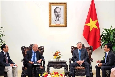 Phó Thủ tướng Thường trực Chính phủ Nguyễn Hòa Bình tiếp Tiến sĩ Kambiz Ghawami, Chủ tịch Tổ chức Hỗ trợ đại học thế giới, Cộng hòa Liên bang Đức (WUS), đại diện bang Hessen đang có chuyến công tác tại Việt Nam. (Ảnh: TTXVN)