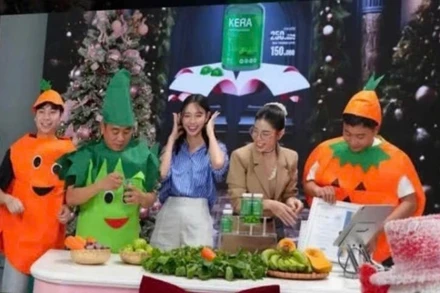 Một cảnh quảng cáo sản phẩm sai phạm trong vụ án liên quan Hằng Du Mục, Quang Linh Vlogs và Hoa hậu Thùy Tiên.