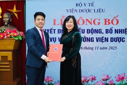 Bộ trưởng Y tế Đào Hồng Lan trao quyết định bổ nhiệm Tiến sĩ Trần Minh Ngọc