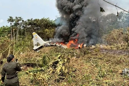 Hiện trường vụ rơi máy bay quân sự ở Putumayo, Colombia, ngày 23/3/2026. (Ảnh: THX/TTXVN)