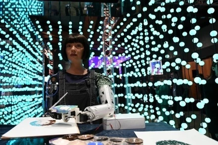 Họa sĩ robot Ai-Da vẽ tranh tại Hội nghị thượng đỉnh toàn cầu Trí tuệ nhân tạo tại Geneva, Thụy Sĩ, ngày 30/5/2024. (Ảnh: THX/TTXVN)