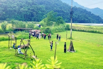 Du khách hòa mình vào các hoạt động văn hóa của đồng bào dân tộc vùng hồ Ba Bể. (Ảnh: THU TRANG)