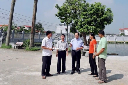 Cán bộ và nhân dân thôn Phú Thứ, xã Vụ Bản 3, huyện Vụ Bản, tỉnh Nam Định bàn giải pháp nâng cao chất lượng xây dựng khu dân cư văn hóa.