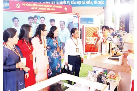 Các đại biểu tham quan sản phẩm khoa học, công nghệ được trưng bày tại Đại hội đại biểu Đảng bộ Thành phố Hồ Chí Minh lần thứ nhất, nhiệm kỳ 2025-2030.