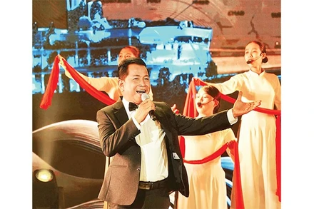 Nghệ sĩ Ưu tú Thanh Sử thể hiện ca khúc Dấu chân phía trước (nhạc: Phạm Minh Tuấn, thơ: Hồ Thi Ca).