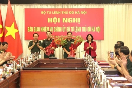 Bí thư Thành ủy Hà Nội Bùi Thị Minh Hoài, Thượng tướng Trịnh Văn Quyết tặng hoa chúc mừng Trung tướng Trần Văn Tuấn và Đại tá Lưu Nam Tiến.