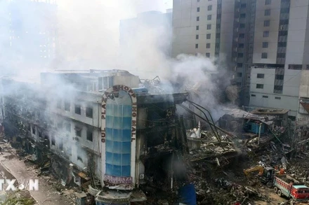 Hiện trường vụ cháy trung tâm thương mại ở Karachi, Pakistan, ngày 19/1/2026. (Ảnh: THX/TTXVN)